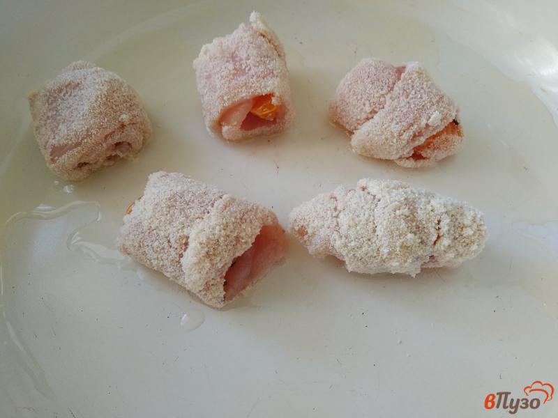 Фото приготовление рецепта: Рулетики из куриной грудки с мандариновой начинкой шаг №12