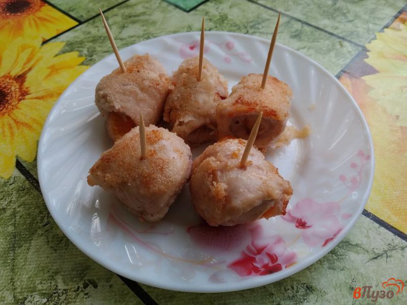 Фото приготовление рецепта: Рулетики из куриной грудки с мандариновой начинкой шаг №14