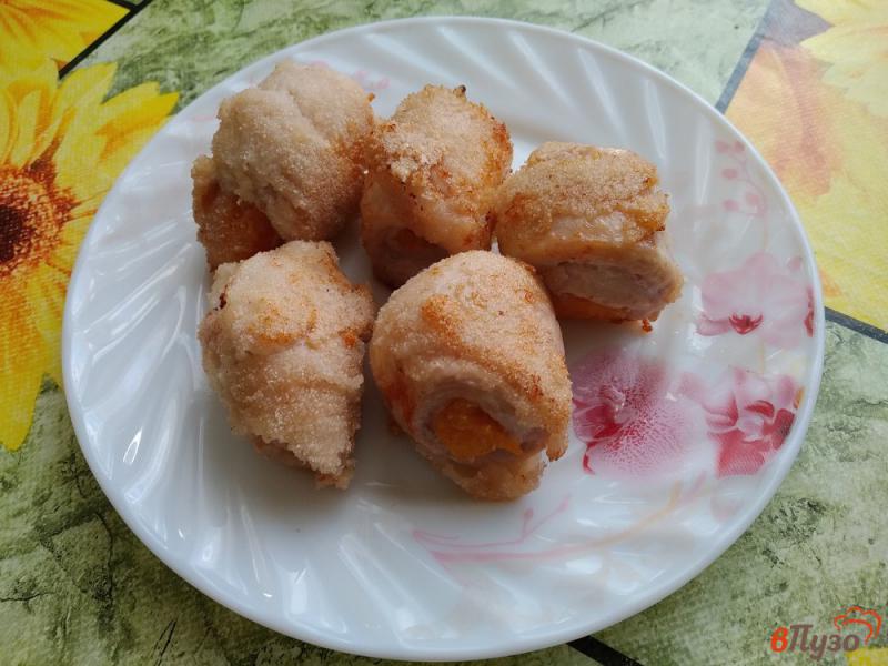 Фото приготовление рецепта: Рулетики из куриной грудки с мандариновой начинкой шаг №13