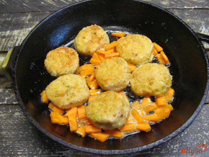 Фото приготовление рецепта: Паста с куриными фрикадельками и шпинатом шаг №6
