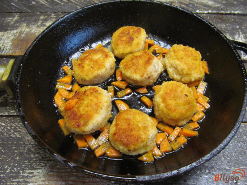 Фото приготовление рецепта: Паста с куриными фрикадельками и шпинатом шаг №7