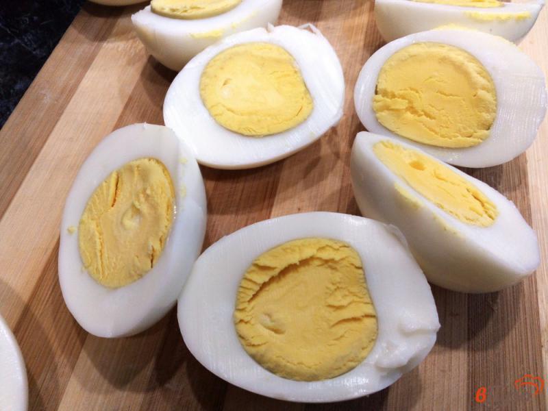 Фото приготовление рецепта: Фаршированные яйца с крабово-чесночной начинкой шаг №2