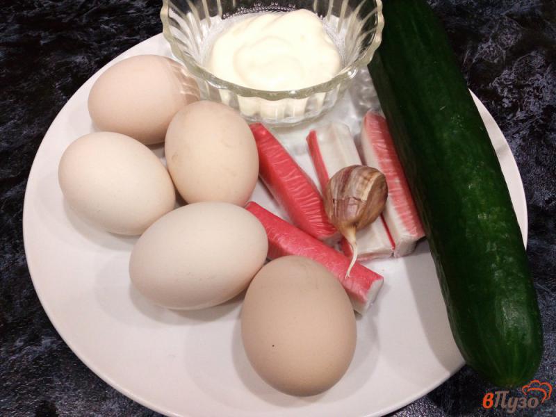 Фото приготовление рецепта: Фаршированные яйца с крабово-чесночной начинкой шаг №1