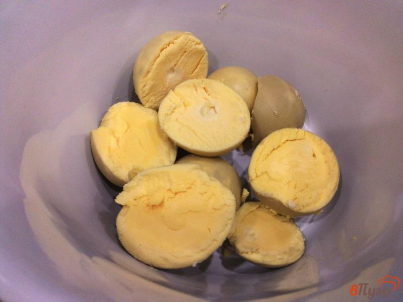 Фото приготовление рецепта: Фаршированные яйца с крабово-чесночной начинкой шаг №3