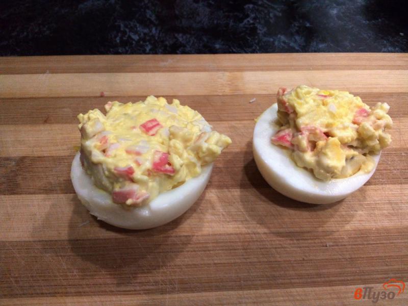 Фото приготовление рецепта: Фаршированные яйца с крабово-чесночной начинкой шаг №7