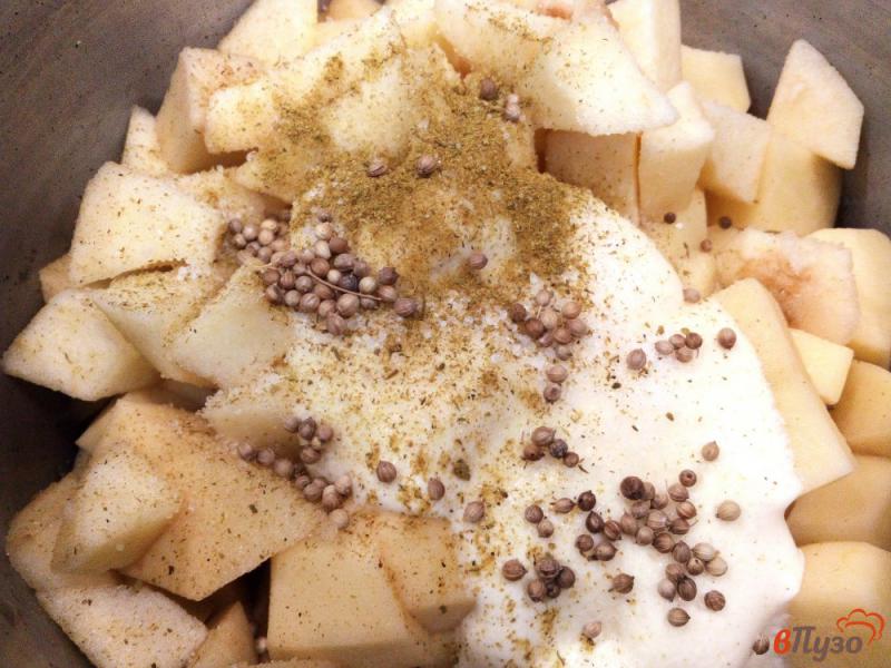 Фото приготовление рецепта: Картофель с яблоком, запеченный в рукаве шаг №5