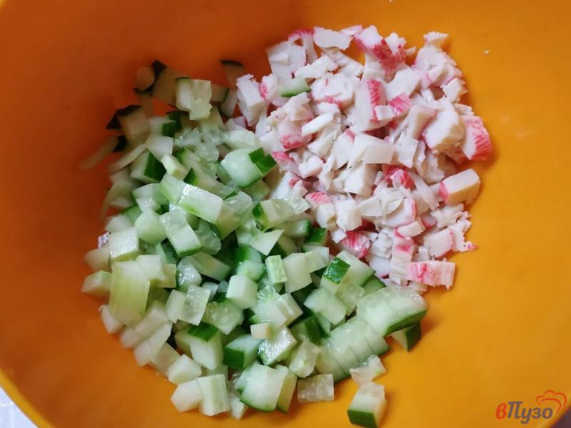 Фото приготовление рецепта: Салат с крабовыми палочками и креветками шаг №2