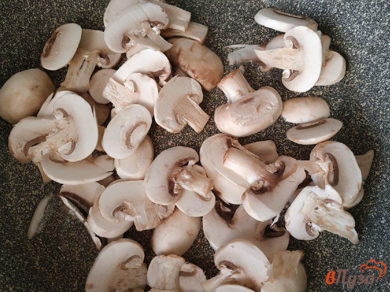 Фото приготовление рецепта: Омлет с грибами и болгарским перцем шаг №3