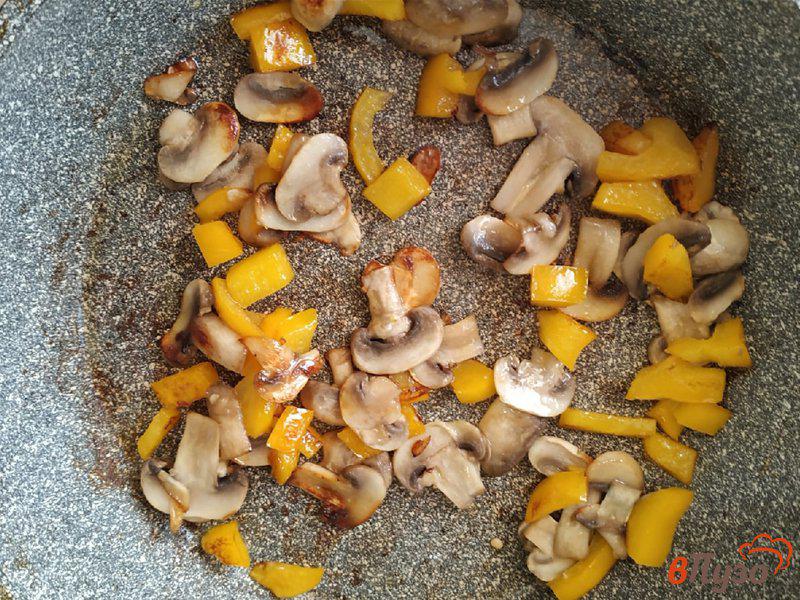 Фото приготовление рецепта: Омлет с грибами и болгарским перцем шаг №5
