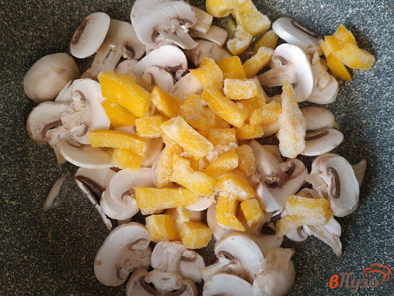 Фото приготовление рецепта: Омлет с грибами и болгарским перцем шаг №4