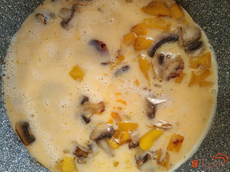 Фото приготовление рецепта: Омлет с грибами и болгарским перцем шаг №6