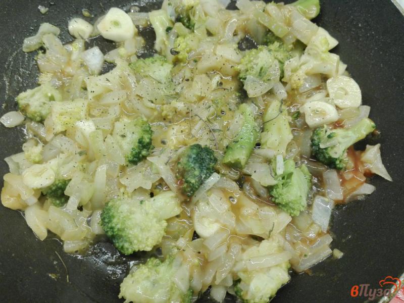 Фото приготовление рецепта: Гречневая каша с тушеными овощами шаг №6