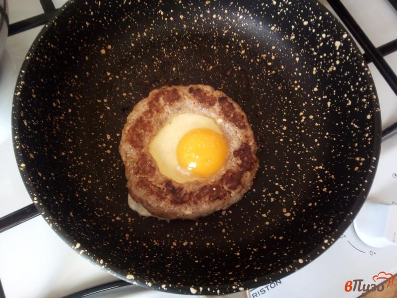 Фото приготовление рецепта: Яйцо с фаршем шаг №6