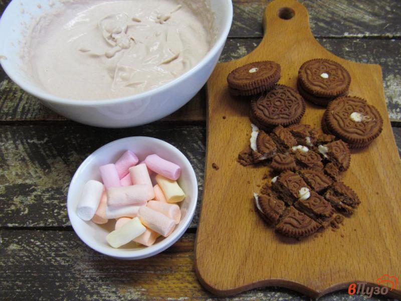 Фото приготовление рецепта: Кремовый десерт с печеньем и маршмеллоу шаг №4
