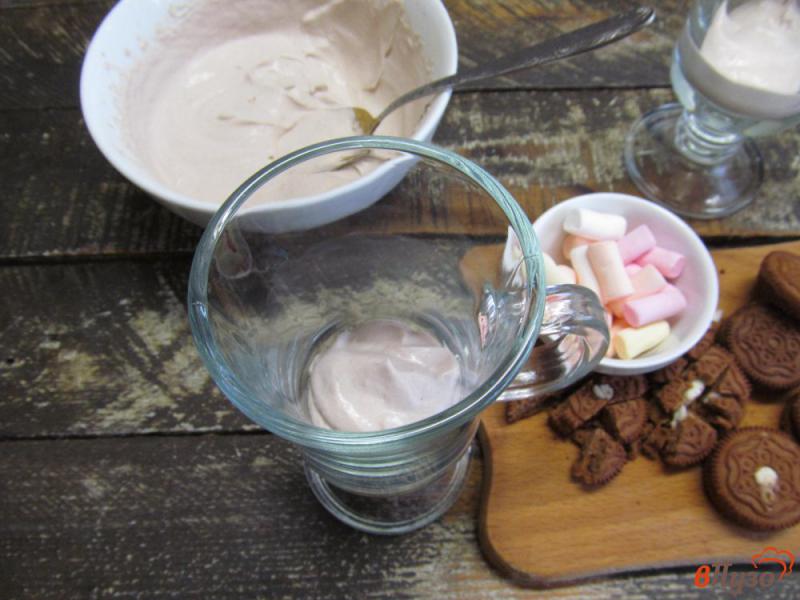 Фото приготовление рецепта: Кремовый десерт с печеньем и маршмеллоу шаг №5