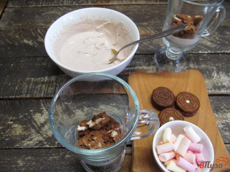 Фото приготовление рецепта: Кремовый десерт с печеньем и маршмеллоу шаг №6