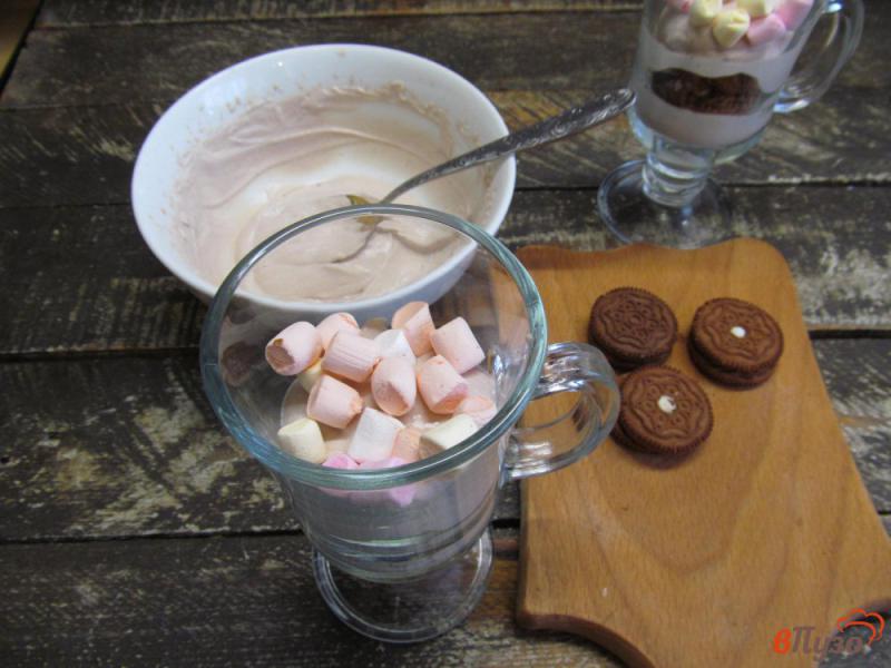 Фото приготовление рецепта: Кремовый десерт с печеньем и маршмеллоу шаг №7