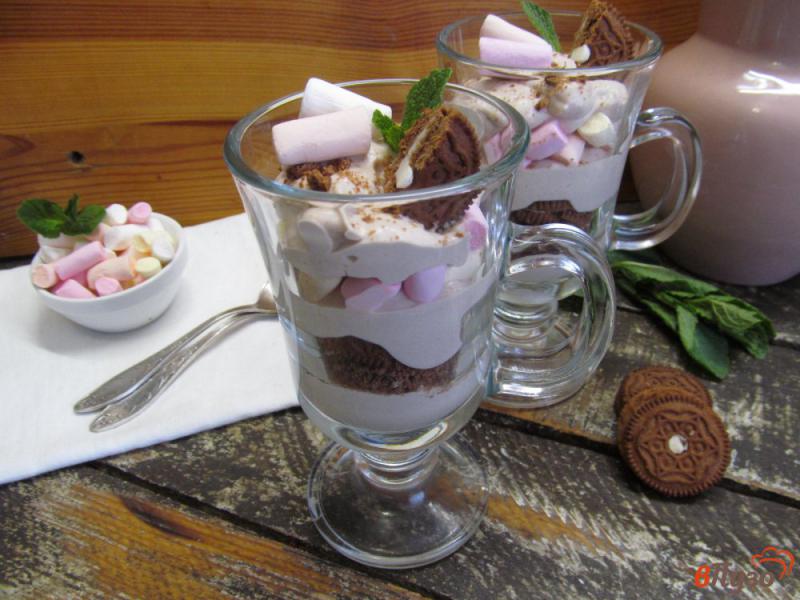 Фото приготовление рецепта: Кремовый десерт с печеньем и маршмеллоу шаг №8