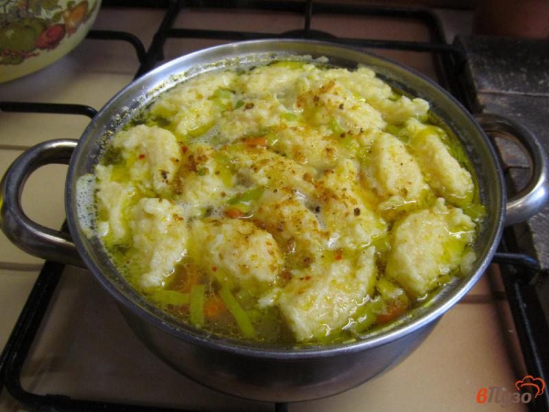 Фото приготовление рецепта: Рисовый суп с клецками из сыра шаг №8