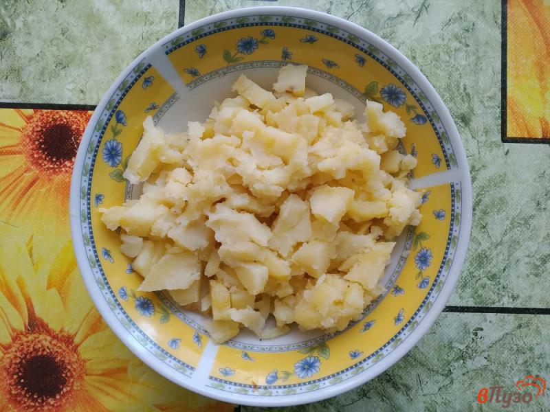 Фото приготовление рецепта: Салат из картофеля, яиц, куриного филе, копчёного сыра и моркови шаг №1