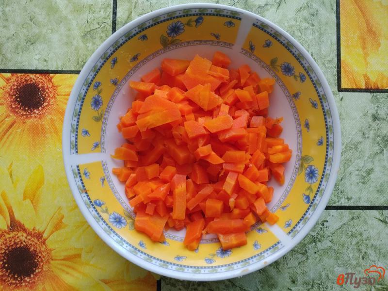Фото приготовление рецепта: Салат из картофеля, яиц, куриного филе, копчёного сыра и моркови шаг №2