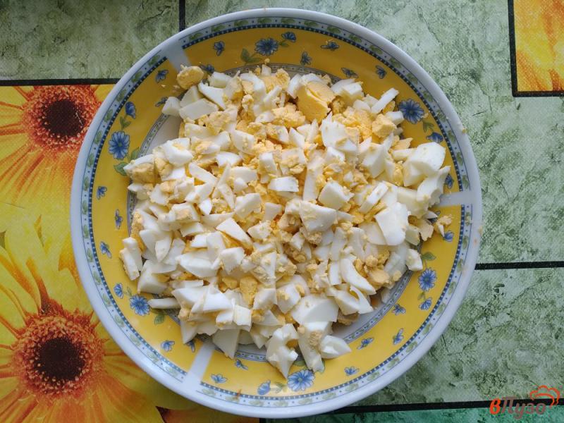Фото приготовление рецепта: Салат из картофеля, яиц, куриного филе, копчёного сыра и моркови шаг №3