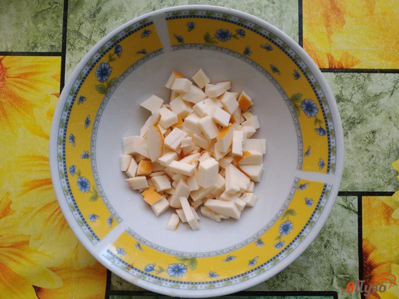 Фото приготовление рецепта: Салат из картофеля, яиц, куриного филе, копчёного сыра и моркови шаг №4