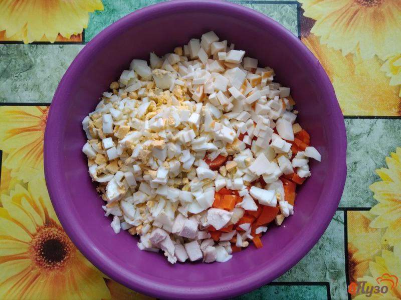 Фото приготовление рецепта: Салат из картофеля, яиц, куриного филе, копчёного сыра и моркови шаг №6