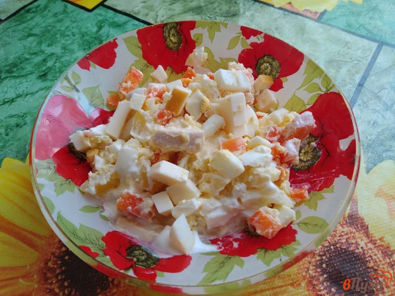 Фото приготовление рецепта: Салат из картофеля, яиц, куриного филе, копчёного сыра и моркови шаг №8