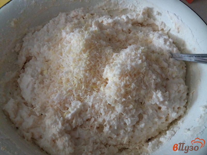 Фото приготовление рецепта: Сырники с кокосом и изюмом сыр шаг №5