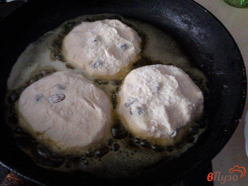 Фото приготовление рецепта: Сырники с кокосом и изюмом сыр шаг №10