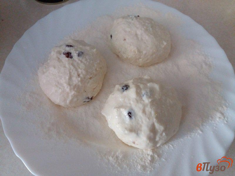 Фото приготовление рецепта: Сырники с кокосом и изюмом сыр шаг №8