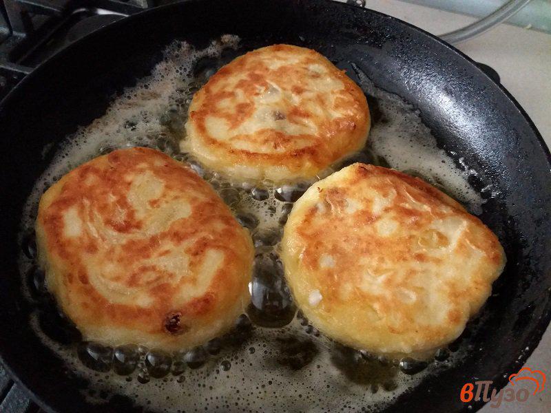 Фото приготовление рецепта: Сырники с кокосом и изюмом сыр шаг №11