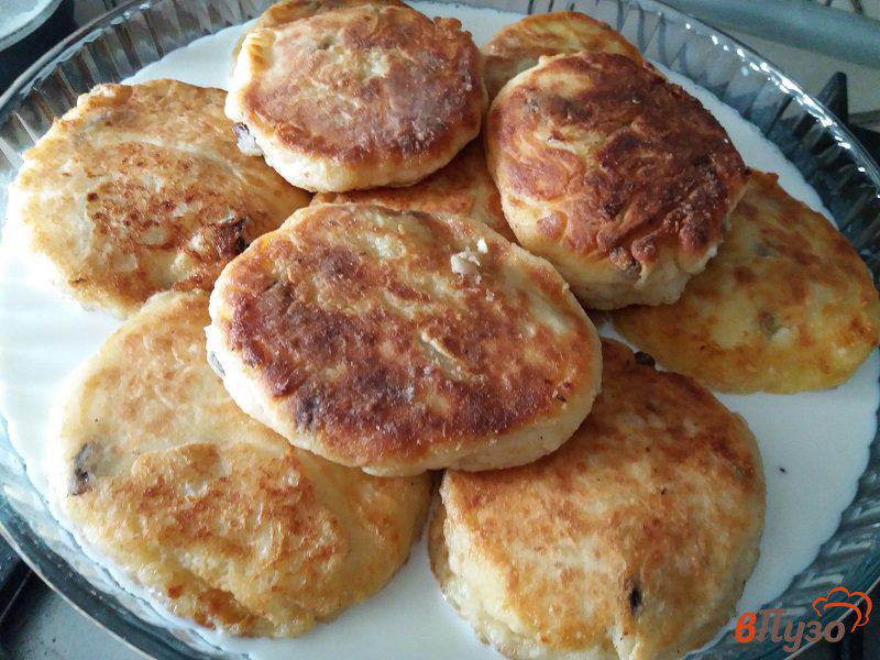 Фото приготовление рецепта: Сырники с кокосом и изюмом сыр шаг №12