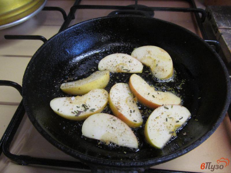 Фото приготовление рецепта: Котлеты из индейки с жареным яблоком шаг №9
