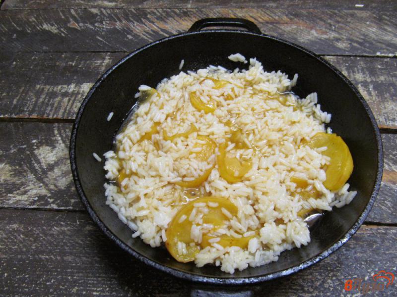 Фото приготовление рецепта: Рис с карамелизированными яблоками шаг №8