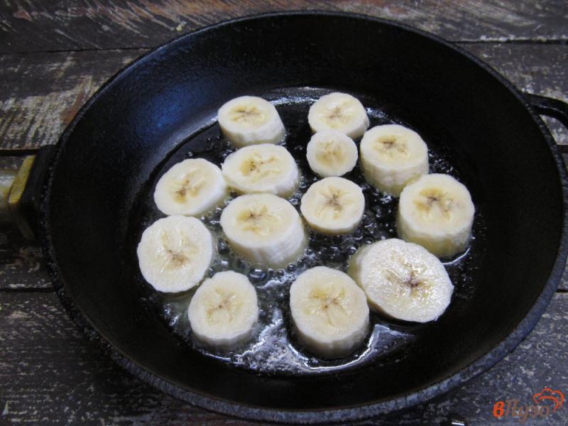 Фото приготовление рецепта: Десерт из творога с жареным бананом шаг №4