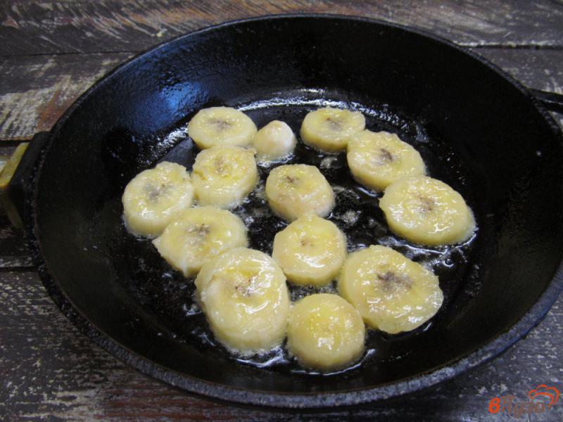 Фото приготовление рецепта: Десерт из творога с жареным бананом шаг №5