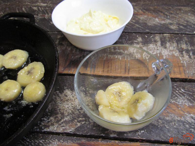 Фото приготовление рецепта: Десерт из творога с жареным бананом шаг №6