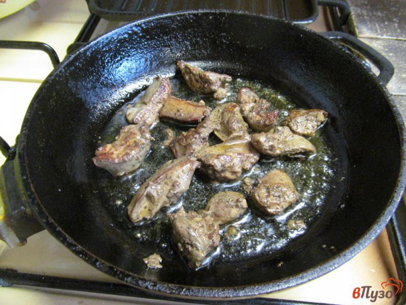 Фото приготовление рецепта: Теплый салат из куриной печени шаг №5