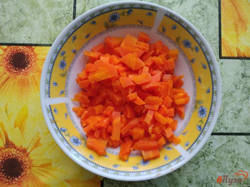 Фото приготовление рецепта: Салат из консервированного горошка, яиц, колбасы, картофеля и моркови шаг №3