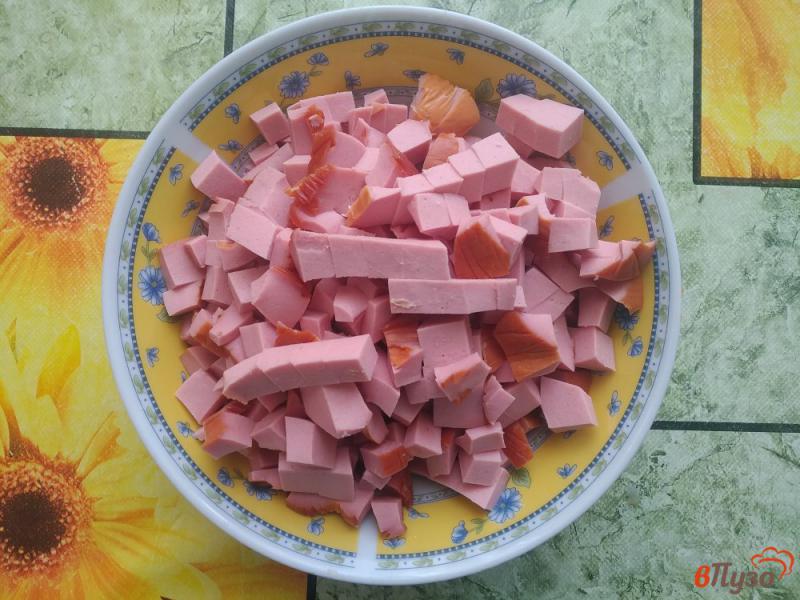 Фото приготовление рецепта: Салат из консервированного горошка, яиц, колбасы, картофеля и моркови шаг №4