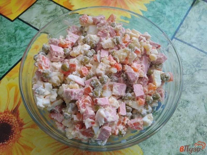Фото приготовление рецепта: Салат из консервированного горошка, яиц, колбасы, картофеля и моркови шаг №7