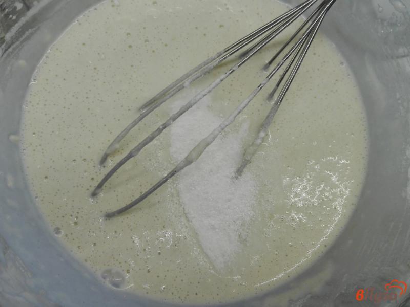 Фото приготовление рецепта: Черничные блинчики омбре со сгущенным молоком шаг №3