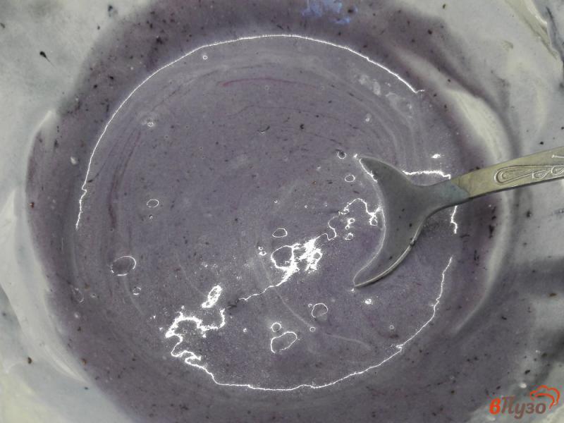 Фото приготовление рецепта: Черничные блинчики омбре со сгущенным молоком шаг №8