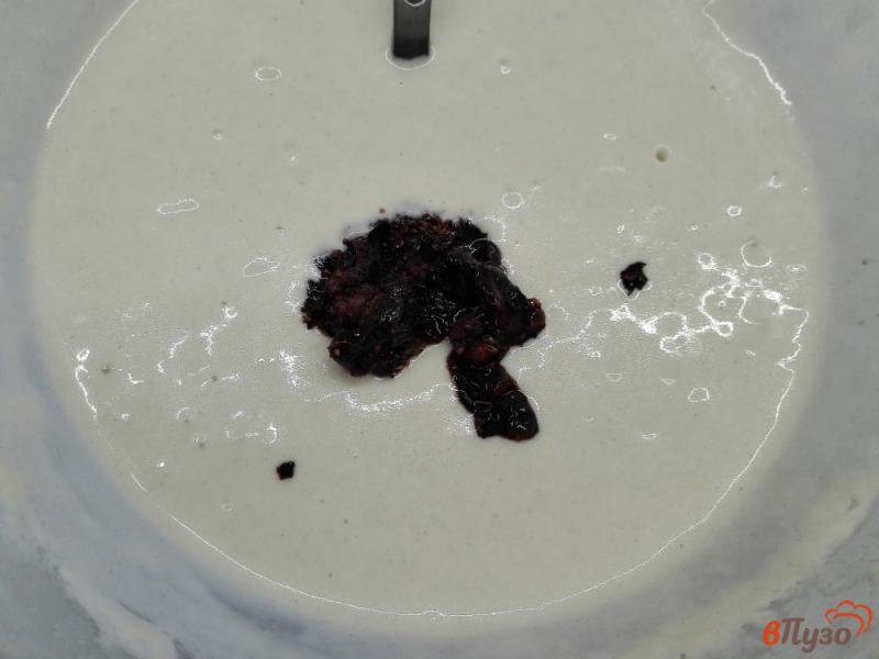 Фото приготовление рецепта: Черничные блинчики омбре со сгущенным молоком шаг №7