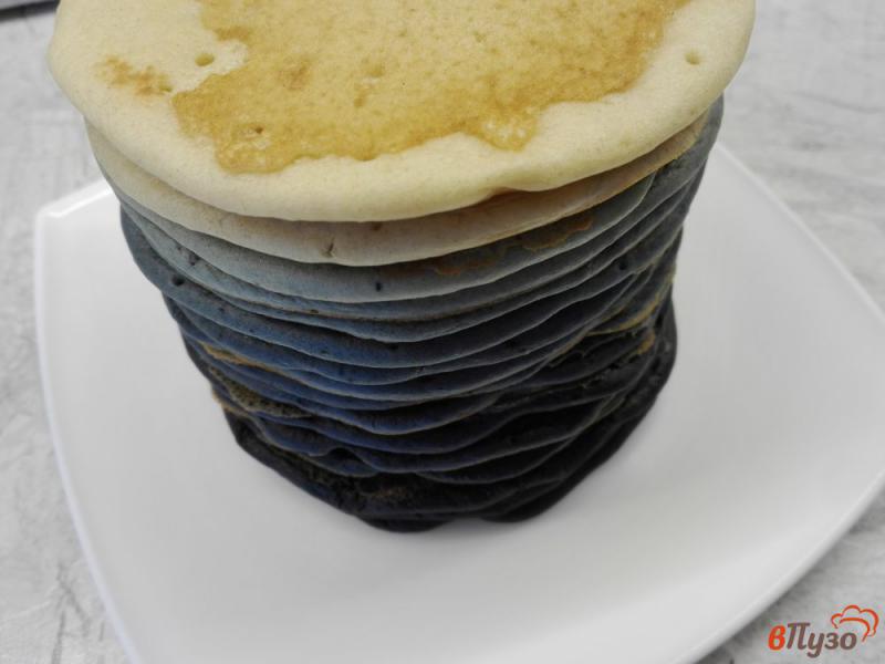 Фото приготовление рецепта: Черничные блинчики омбре со сгущенным молоком шаг №10