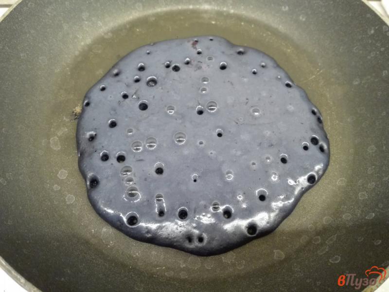 Фото приготовление рецепта: Черничные блинчики омбре со сгущенным молоком шаг №9