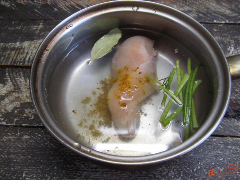 Фото приготовление рецепта: Куриная грудка в картофельно-сырном соусе шаг №1