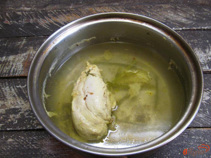 Фото приготовление рецепта: Куриная грудка в картофельно-сырном соусе шаг №2